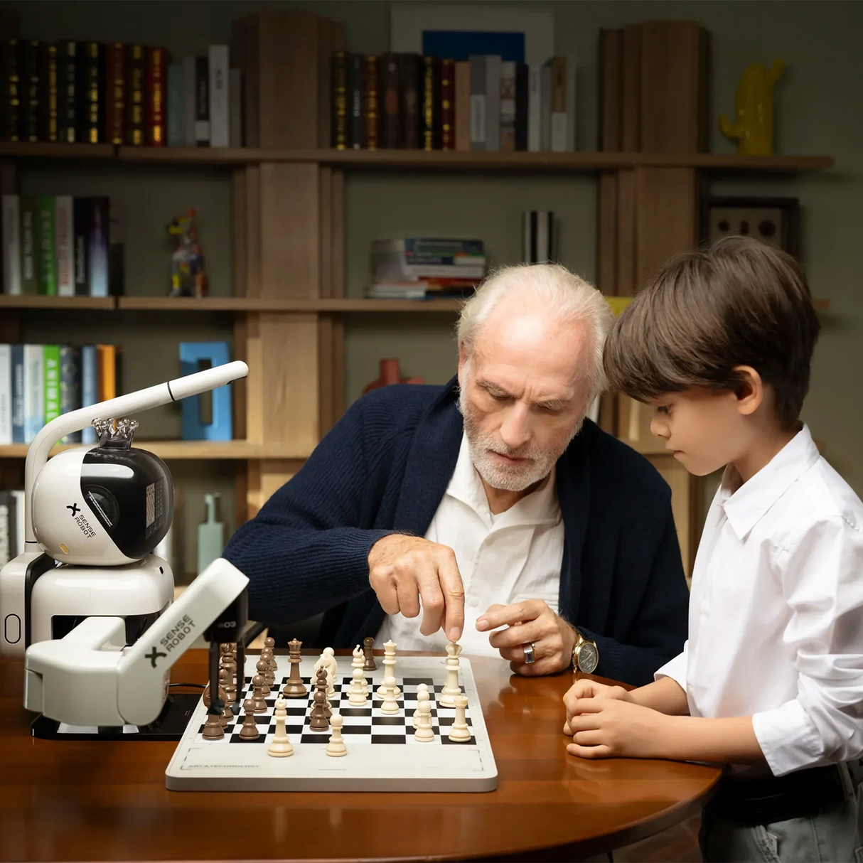 AI Chess Robot – Interactive Robotic Chess Trainer with 25 AI Levels & 1200 Exercises by SenseRobot