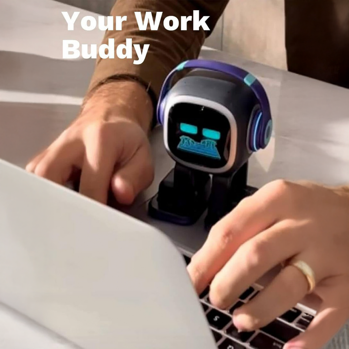 روبوت EMO Skateboard الذكي – رفيق تفاعلي ذكي مع أوامر صوتية وألعاب وتعابير واقعية (بدون المحطة المنزلية) من Living.AI