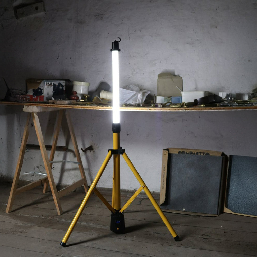 مصباح عمل LED محمول 20 واط - 2000 لومن، حامل ثلاثي القوائم، قابل لإعادة الشحن من Messicraft.