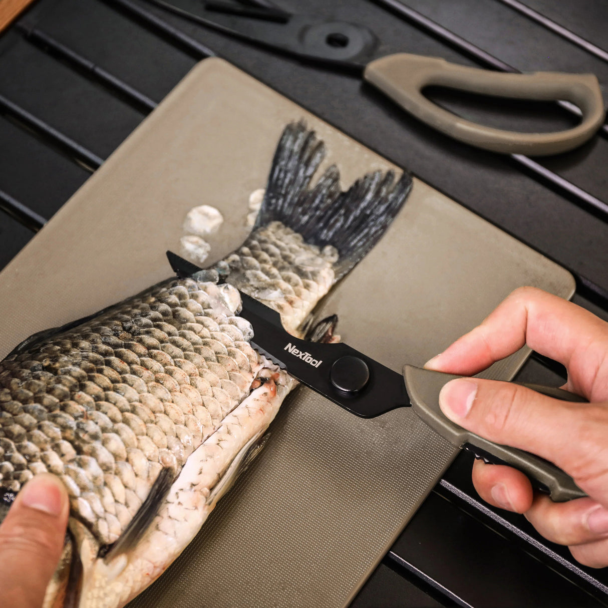 مجموعة الشواء والتخييم - سكين، لوح تقطيع، مقص متعدد الاستخدامات، ملقط، وحقيبة محمولة من Nextool