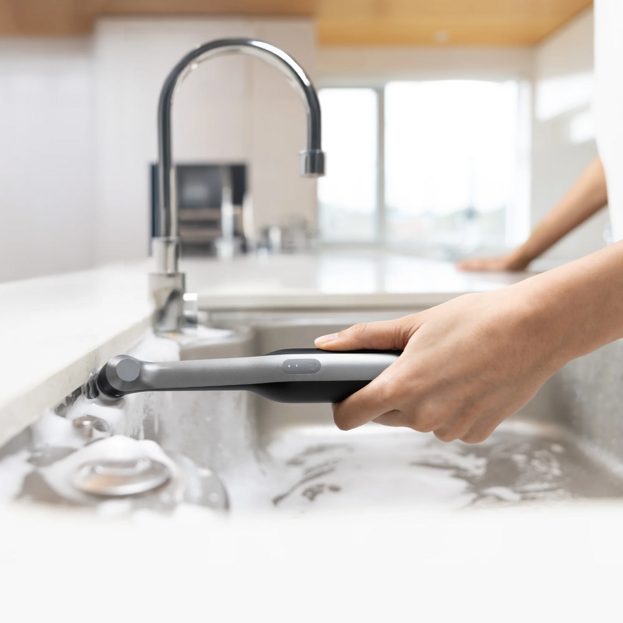 فرشاة تنظيف مقاومة للماء IPX7 للحمام والبلاط والجص والزوايا والشقوق من HOTO Wand.