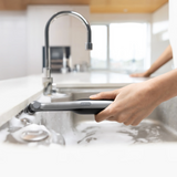 فرشاة تنظيف مقاومة للماء IPX7 للحمام والبلاط والجص والزوايا والشقوق من HOTO Wand.