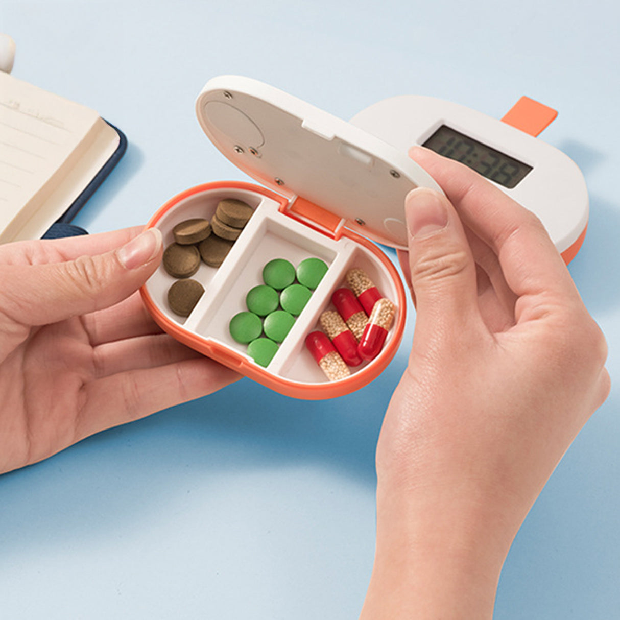 علبة أدوية محمولة – منظم يومي للأدوية مع منبّه